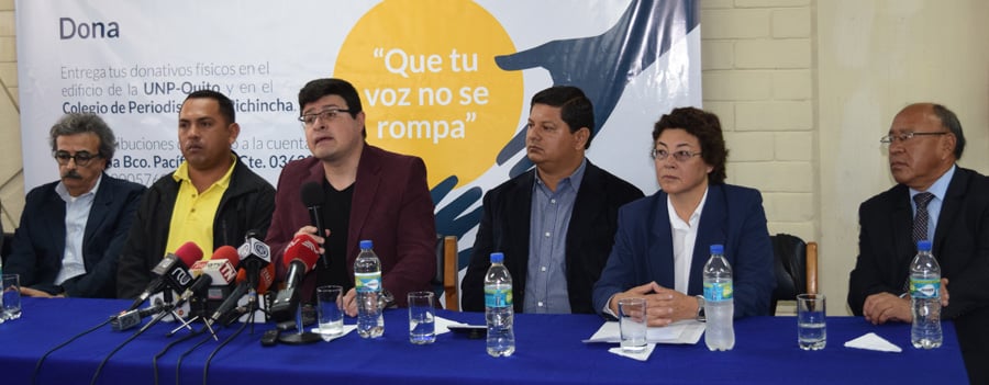 En la rueda de prensa, de izquierda a derecha. Diego Cornejo, director de la AEDEP; Jorge Sárchez, periodista de radio Tropical de Pedernales; César Ricaurte, director de Fundamedios; Jaime Ugalde, director de El Diario manabita; Guadalupe Fierro, presidente de la UNP; Wellington Toapanta, del Colegio de Periodistas de Pichincha.