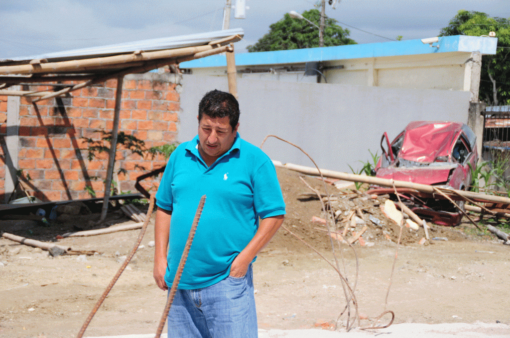 Gary Cobeña, propietario de Radio Altamar, en el lugar donde funcionaba su medio. 