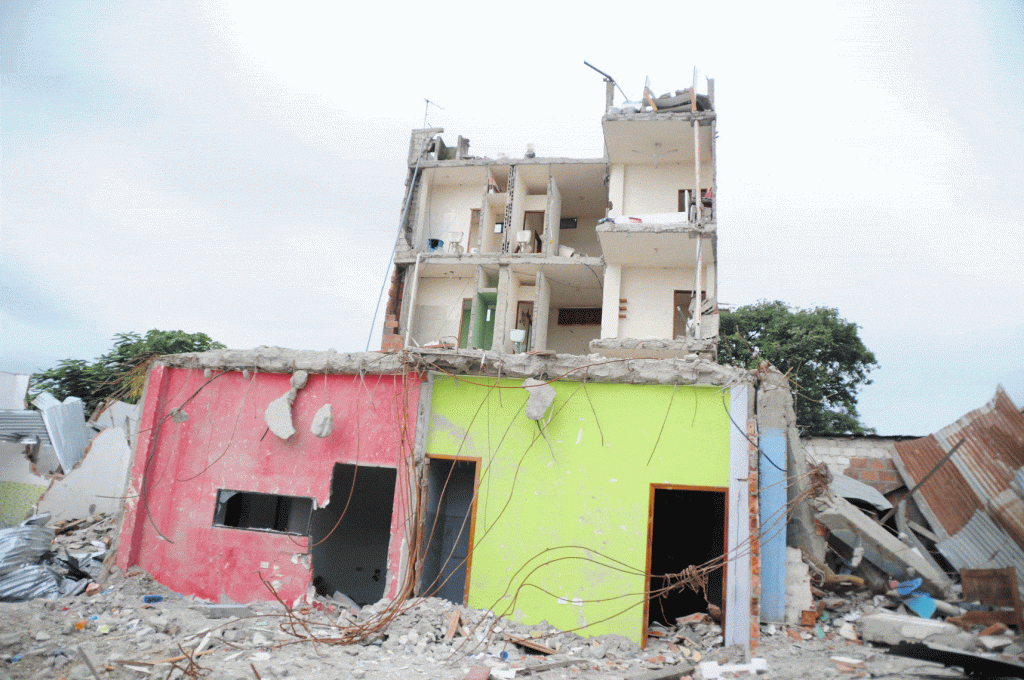 Así quedó el edificio donde funcionaba Radio Tropical en Pedernales. 