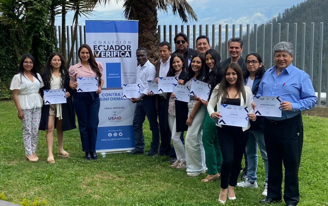 15 periodistas de la coalición Ecuador Verifica, la primera promoción del Programa de Formación de Fact-Checkers de la Escuela Fundamedios