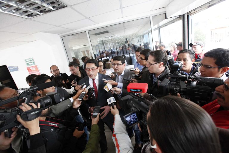 Fundamedios entrega firmas de respaldo en medio de incidentes protagonizados por funcionarios de medios estatales