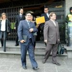 A la izquierda, César Ricaurte, director de Fundamedios. Foto La Hora