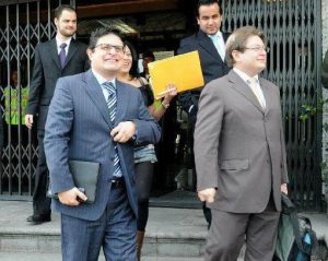 César Ricaurte (izq.) a la salida de la Secom. Foto: La Hora