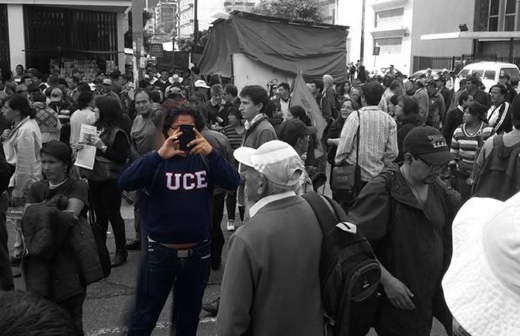 Periodista es agredido con palos durante manifestación