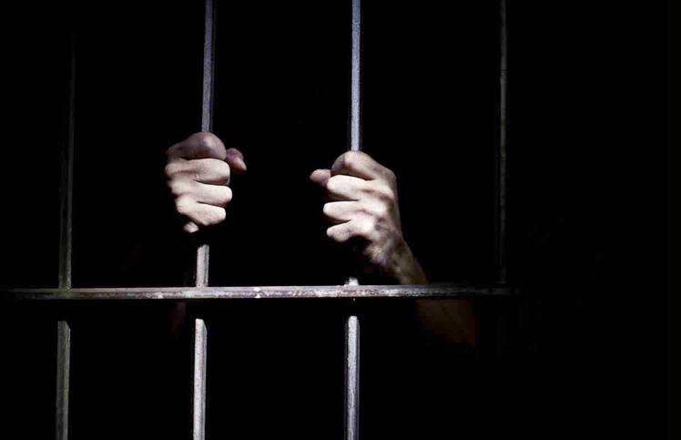 Periodista es sentenciado a dos años de prisión por comentarios en entrevista de radio