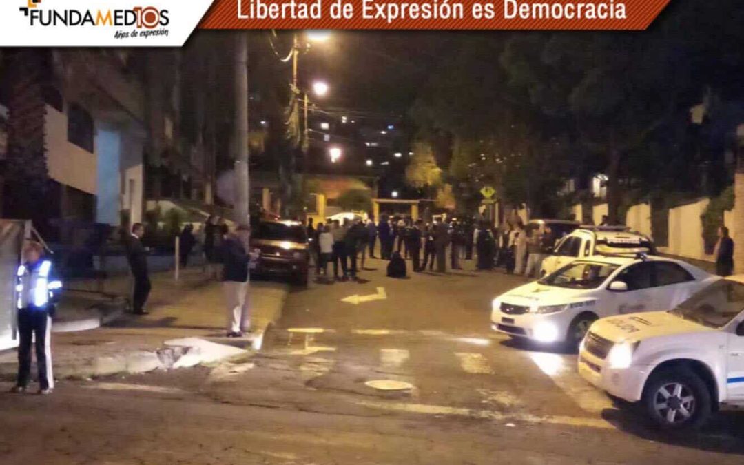 Operativo policial permanece en los exteriores de la vivienda de Fernando Villavicencio