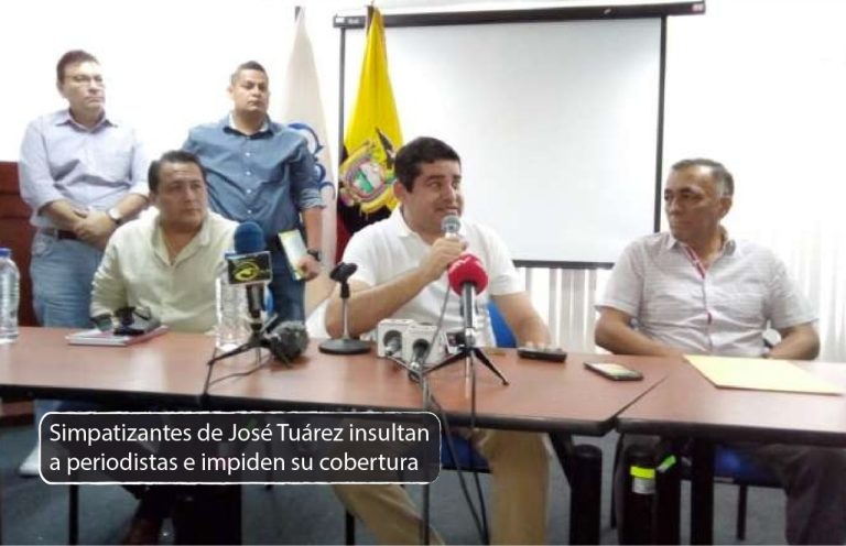 Simpatizantes de un funcionario desalojan a periodistas de una rueda de prensa