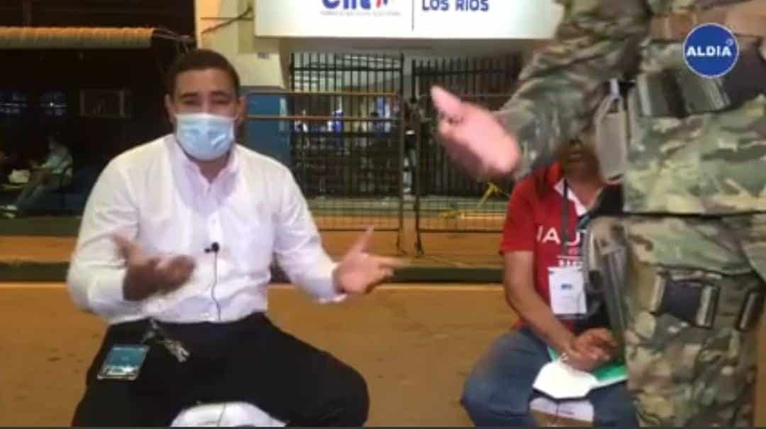 Militares impiden el  trabajo de un periodista en delegación electoral de Los Ríos