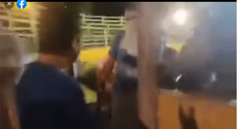 Alcalde de Bolívar agrede a periodistas durante cobertura en toque de queda.