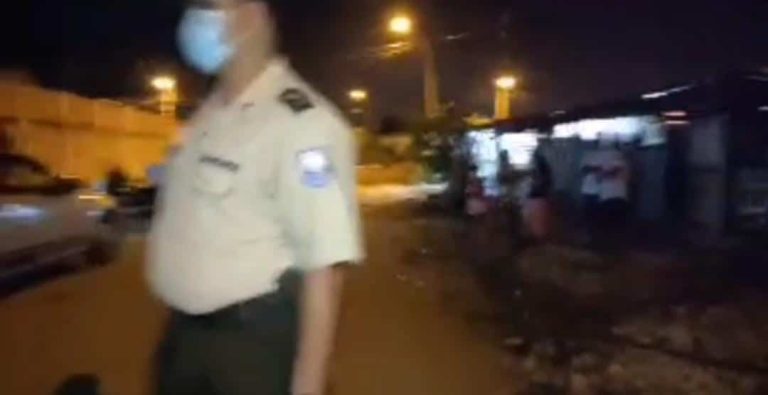 Policías agreden a periodista durante cobertura en Huaquillas 