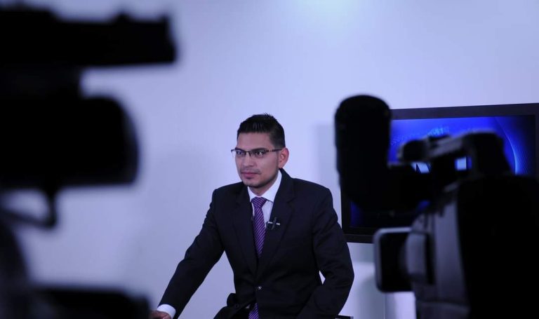 Intendente de Policía de Cotopaxi intentó impedir el trabajo de un periodista 