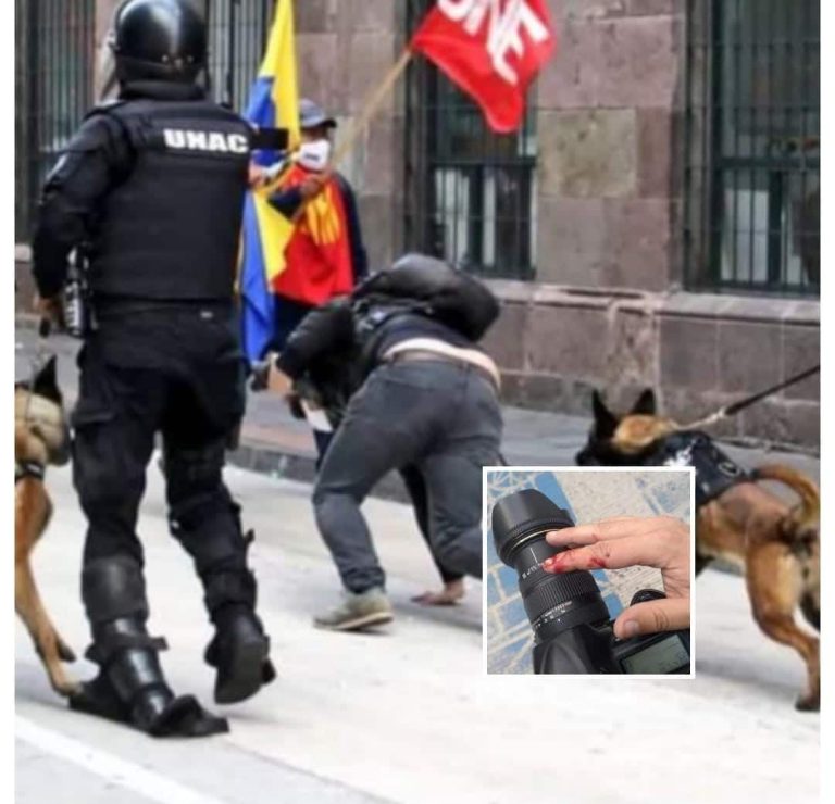 Fotoperiodista fue agredido por un policía que soltó a un can durante jornada de protestas en Quito 