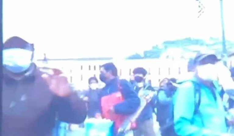 Equipo periodístico de Teleamazonas fue agredido por manifestantes en la Plaza de Santo Domingo 