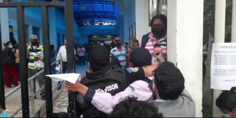Guardias de seguridad agreden a un periodista en Machala y le impiden realizar su trabajo 