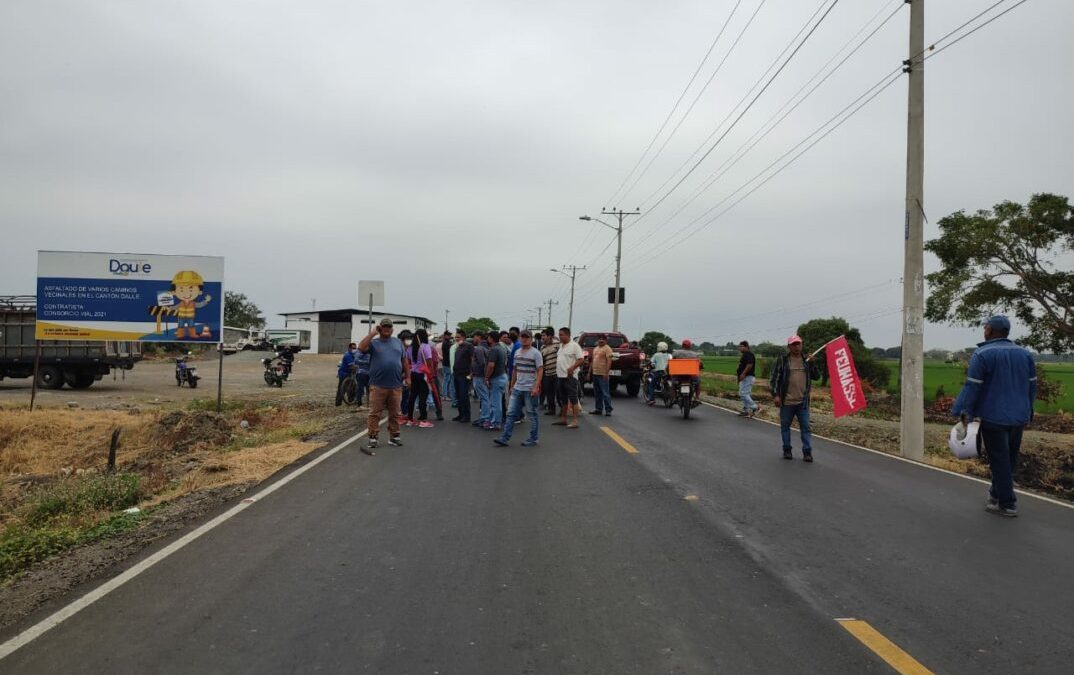 Grupo de agricultores amenazó a periodista y camarógrafo  durante cobertura de protestas en Daule