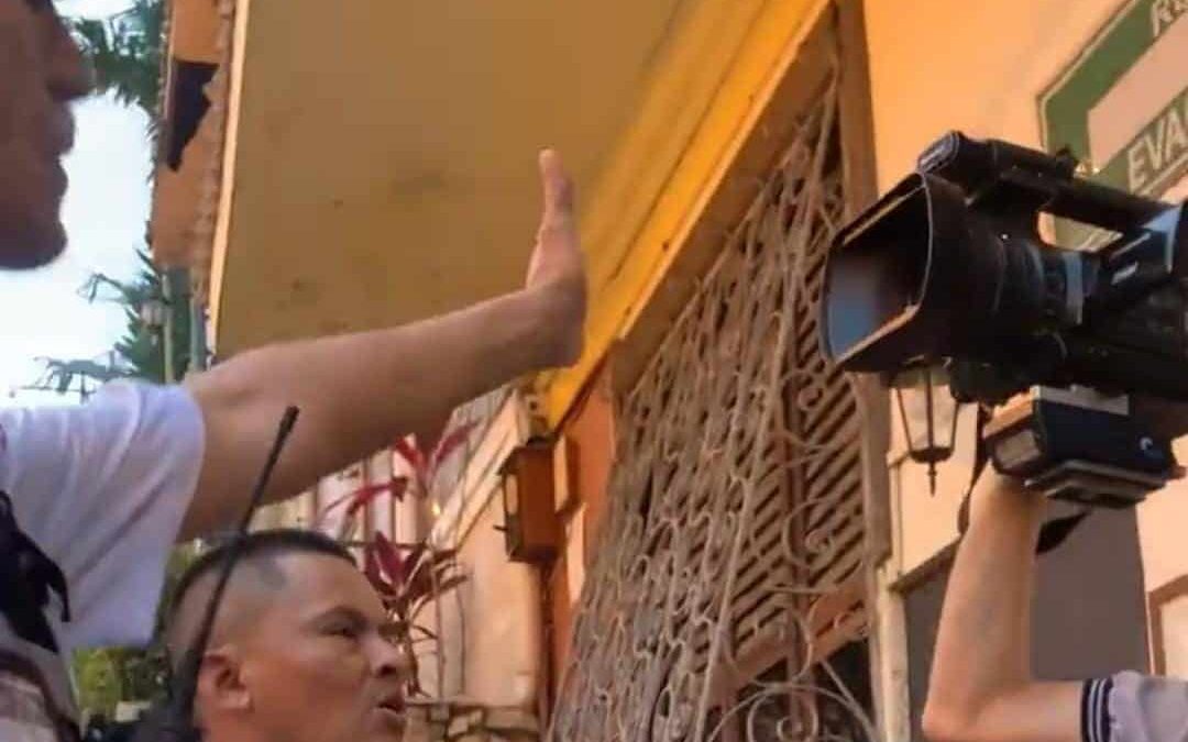 Guardias de seguridad contratados por el Municipio de Guayaquil impiden cobertura periodística y agreden a camarógrafo