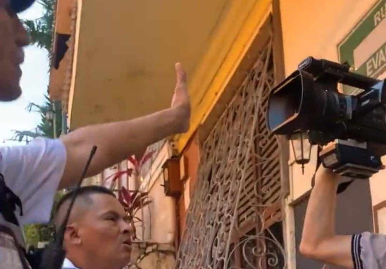 Guardias de seguridad contratados por el Municipio de Guayaquil impiden cobertura periodística y agreden a camarógrafo