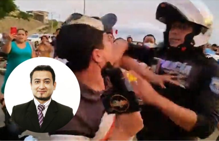 Policía agrede a periodista mientras cubría una noticia de crónica roja en Manta