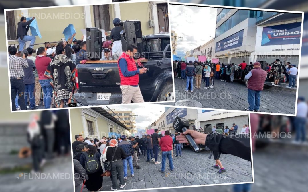 Partidarios del alcalde de Riobamba agreden física y verbalmente a periodistas tras diligencia judicial