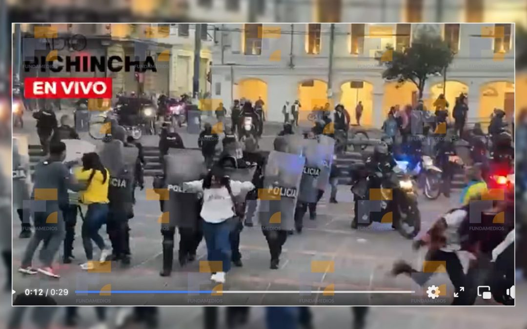 Policía agrede a periodista mientras cubría protestas en Quito