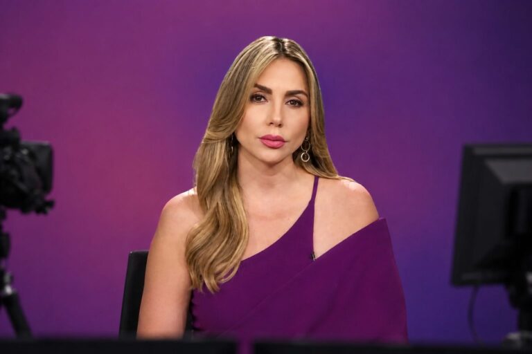 Periodista abandona su profesión para proteger a su familia